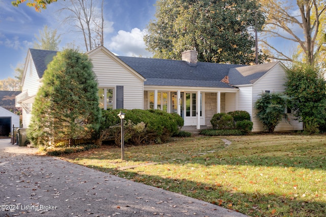 view of front of property featuring a front lawn and covered porch