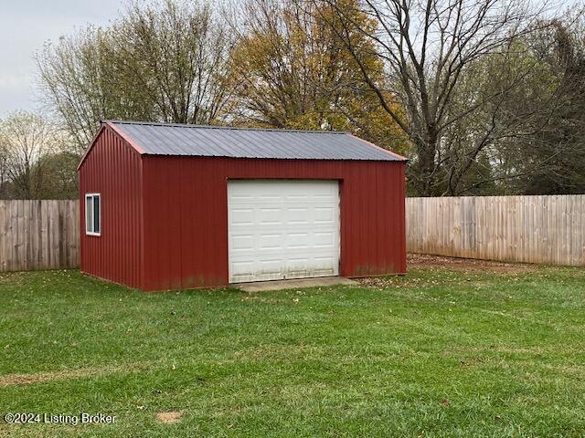 view of outdoor structure featuring a garage and a yard