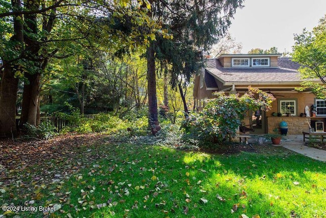 view of front of property with a front yard