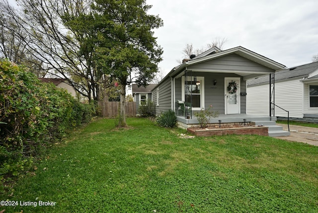 view of front facade featuring a front lawn