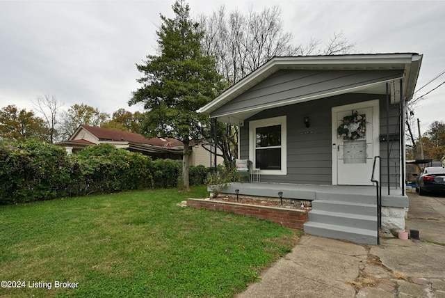 view of front of property featuring a front yard