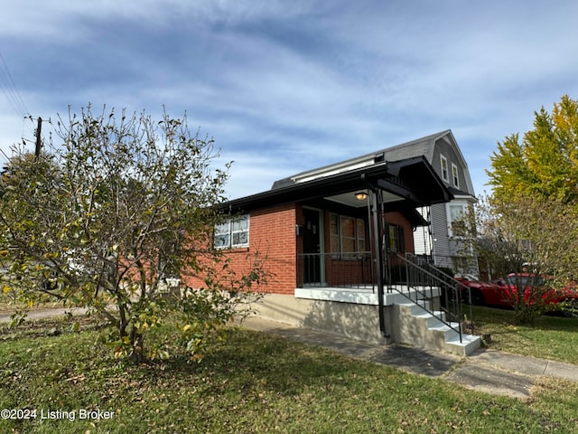 view of front of property featuring a front yard