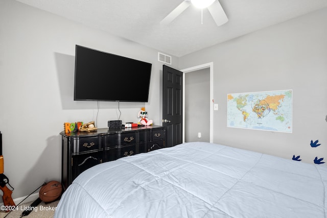 bedroom featuring ceiling fan and a textured ceiling