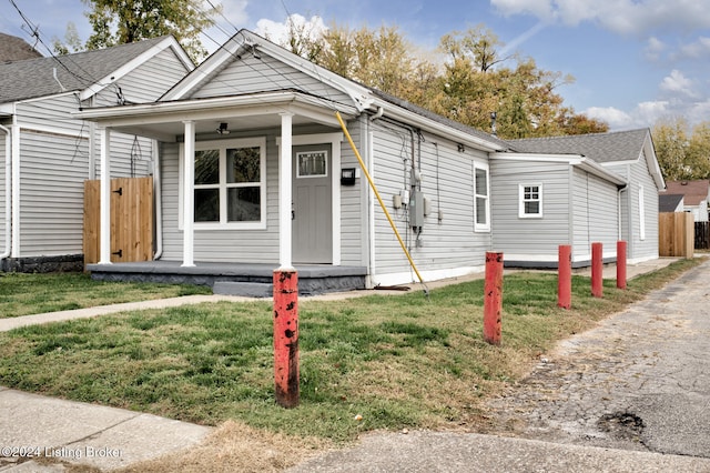 view of front of house featuring a front lawn