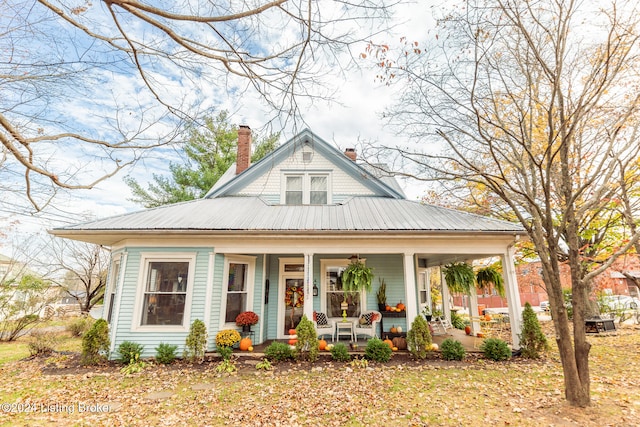 country-style home with a porch