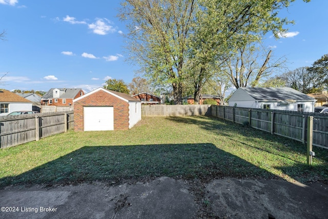 view of yard featuring an outdoor structure