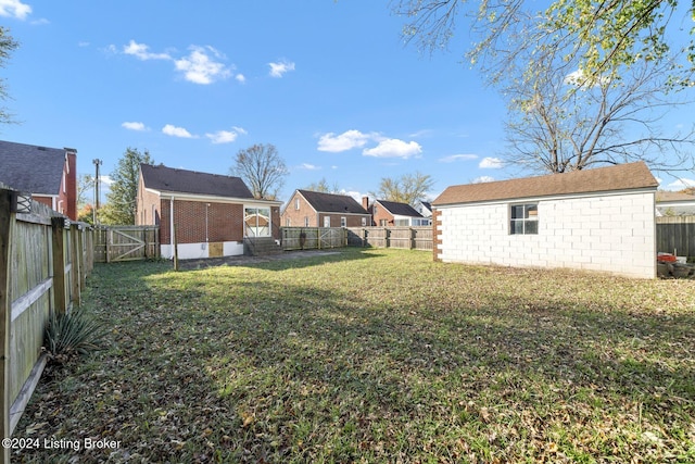 view of yard featuring an outbuilding