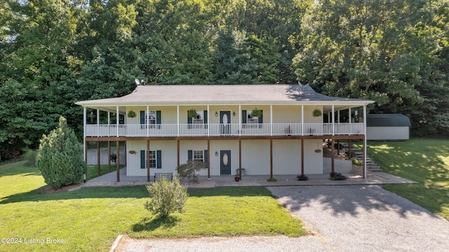 view of front of home featuring a front lawn