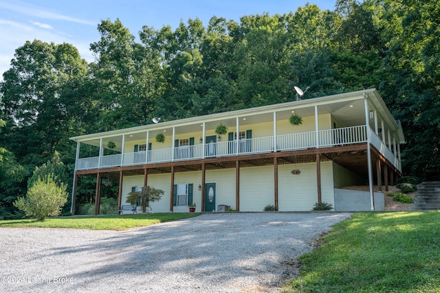 view of front of property featuring a front lawn