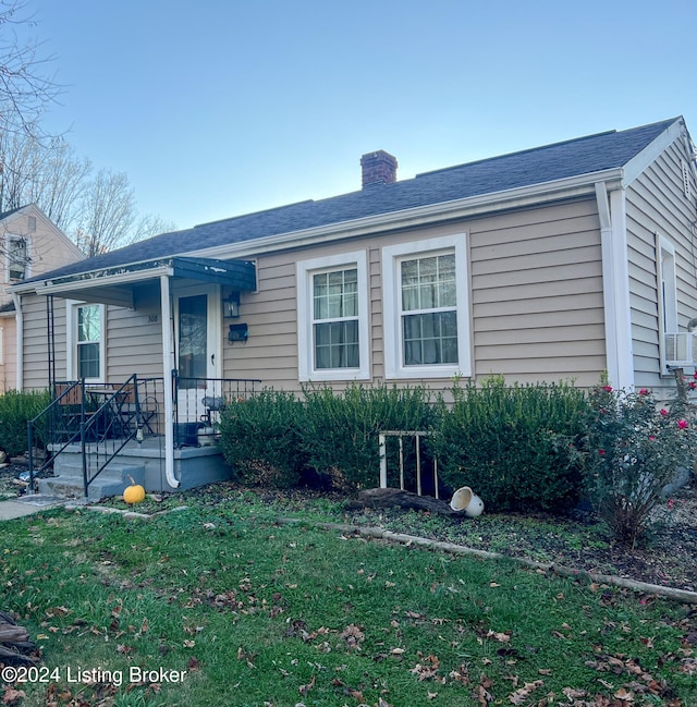 single story home featuring a front lawn