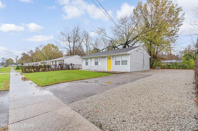 view of front of property featuring a front lawn