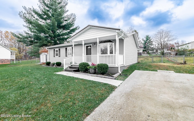 view of front of property featuring a shed and a front lawn