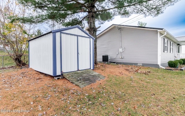 view of outdoor structure featuring a yard