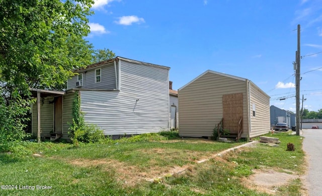 view of side of property featuring a lawn