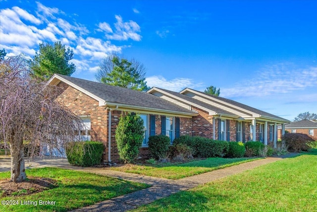 single story home with a front lawn