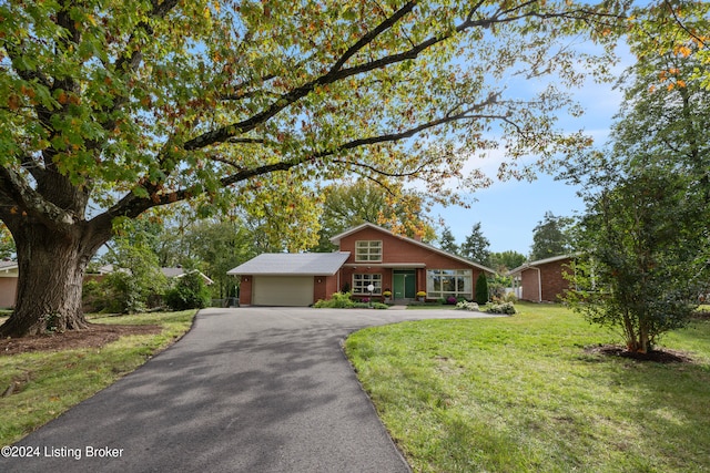 view of front facade featuring a front yard and a garage