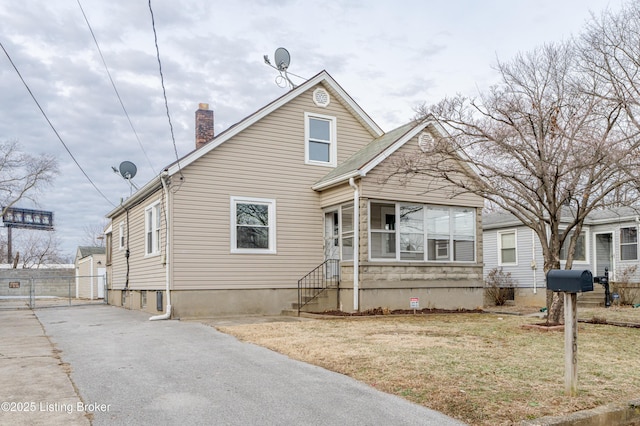 view of front of home featuring a front lawn