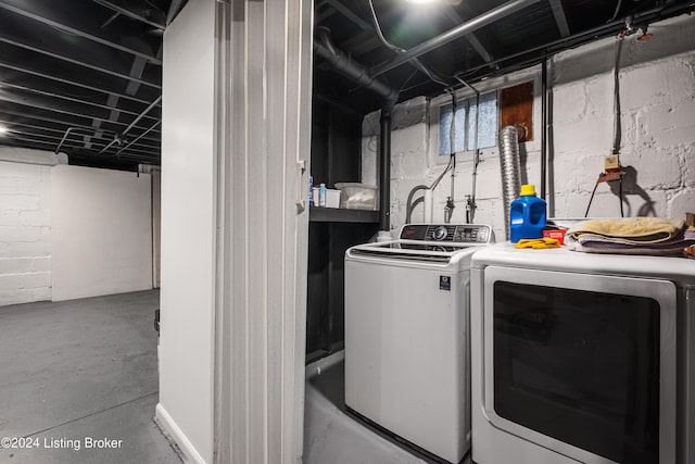 washroom featuring washing machine and clothes dryer