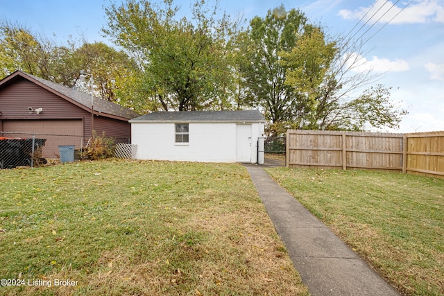 view of yard featuring a garage and an outdoor structure