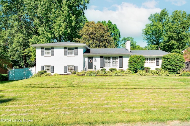 split level home with a front lawn