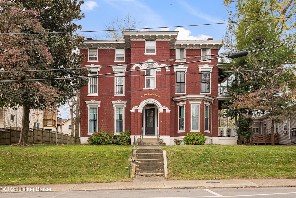 italianate-style house featuring a front yard