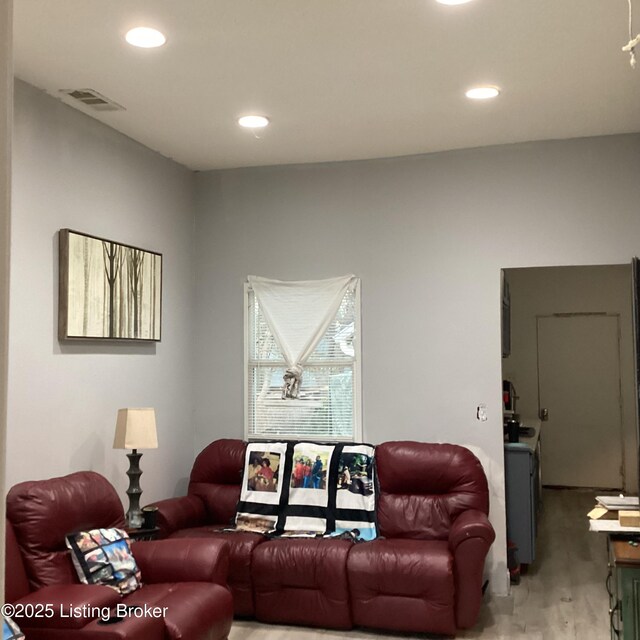 living area featuring light wood finished floors, visible vents, and recessed lighting
