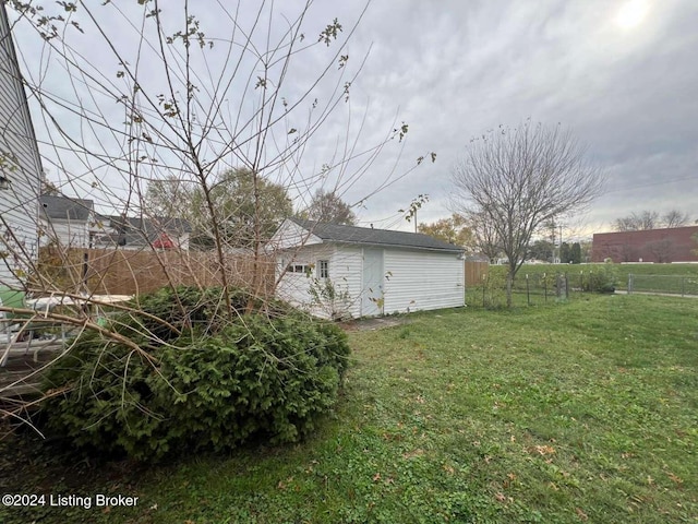 view of yard featuring an outdoor structure