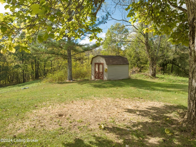 view of yard with a shed