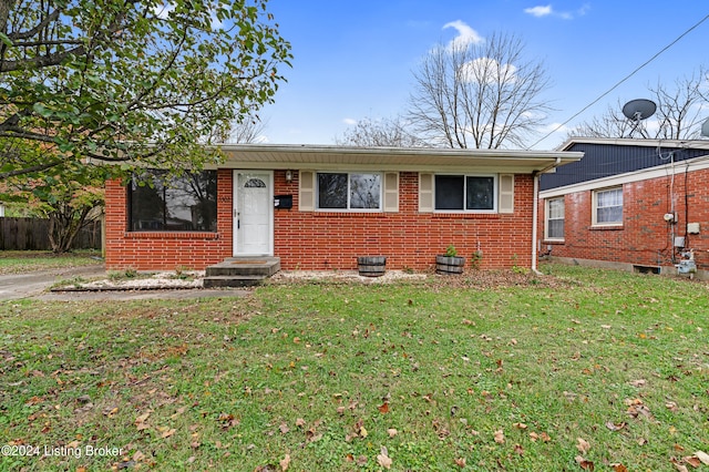 ranch-style house featuring a front yard