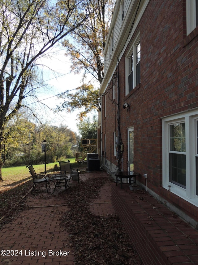 view of yard featuring a patio