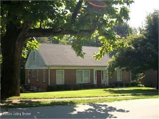 view of front of home featuring a front lawn