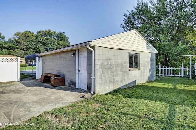 view of outdoor structure featuring a yard