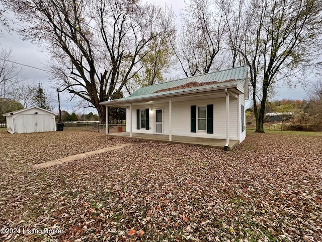 view of front of property featuring an outbuilding and a porch