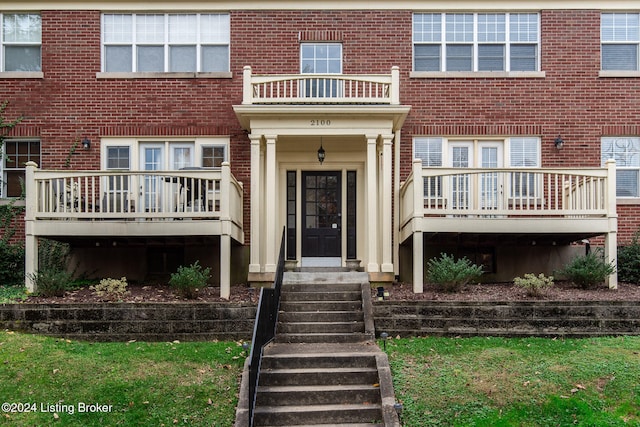 property entrance featuring a balcony