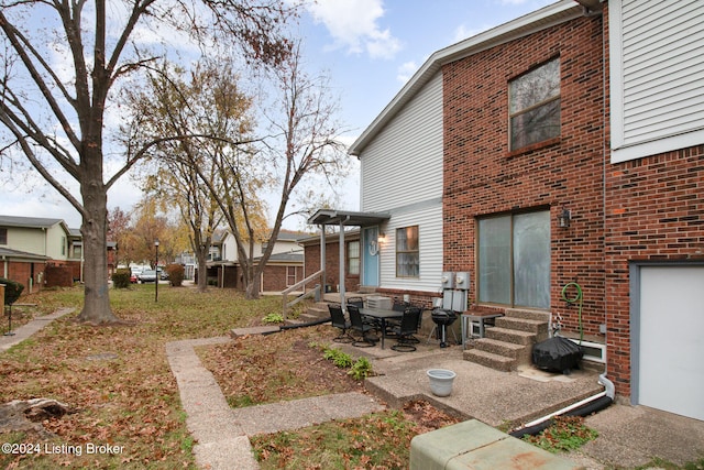 view of yard featuring a patio area