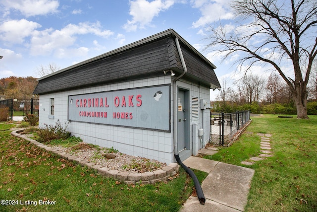 view of side of property featuring a yard