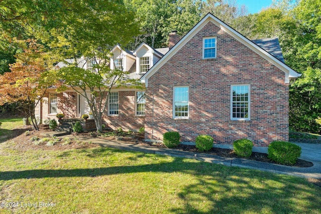 view of front of property with a front lawn