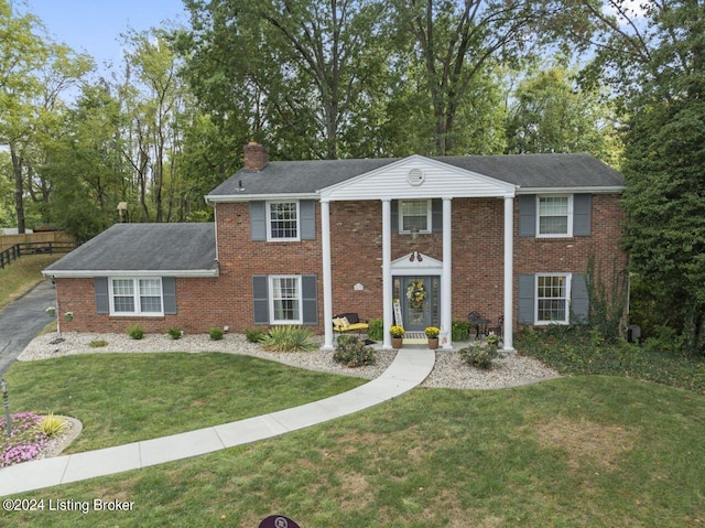 view of front of property featuring a front lawn