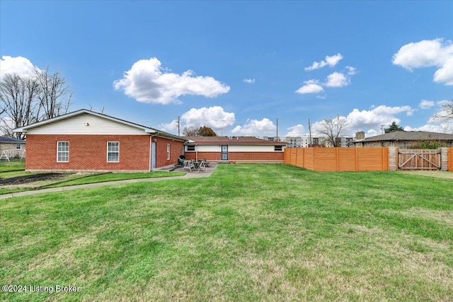 view of yard featuring a patio