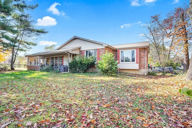 ranch-style house featuring a front yard