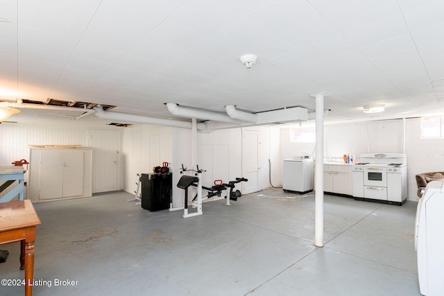 basement with washer / dryer