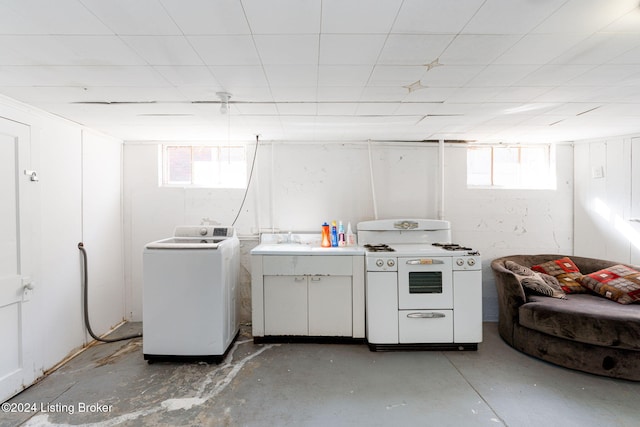 laundry room with sink and washer / clothes dryer