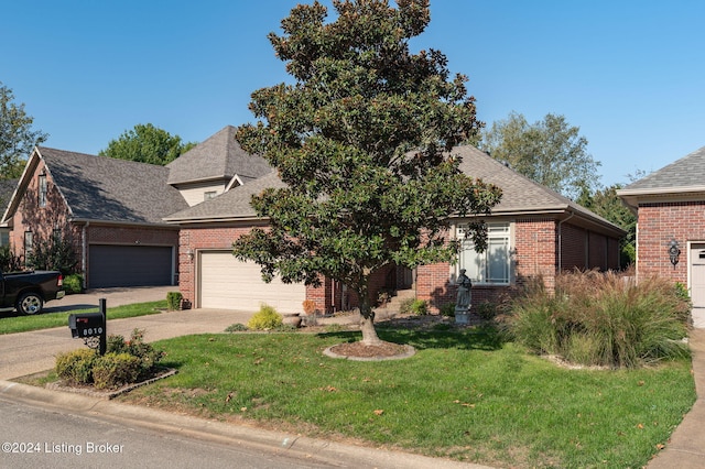 view of front facade featuring a front yard