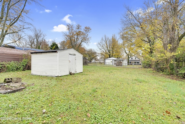 view of yard featuring a shed