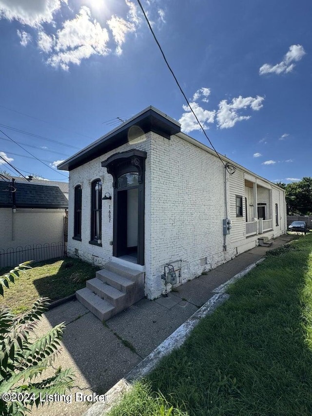 exterior space featuring a front yard