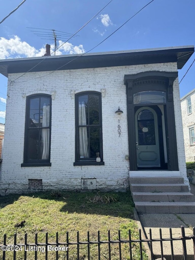 view of front of property featuring a front lawn