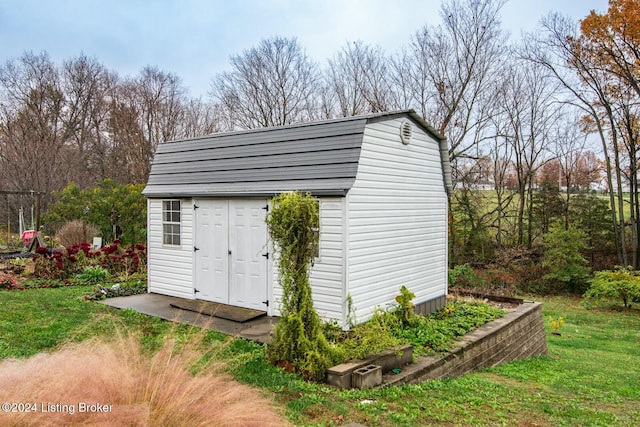 view of outdoor structure featuring a yard