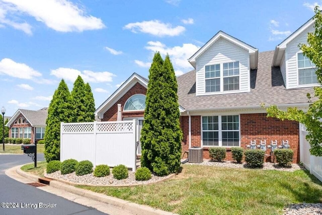 view of front facade featuring a front yard