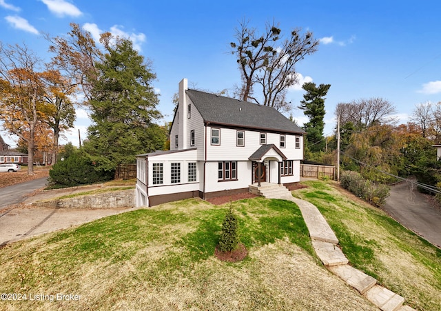 view of front of home featuring a front yard