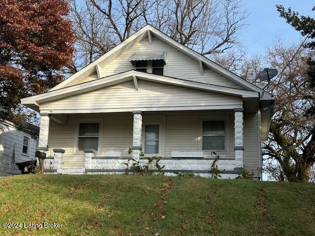 view of front facade featuring a front yard and a porch